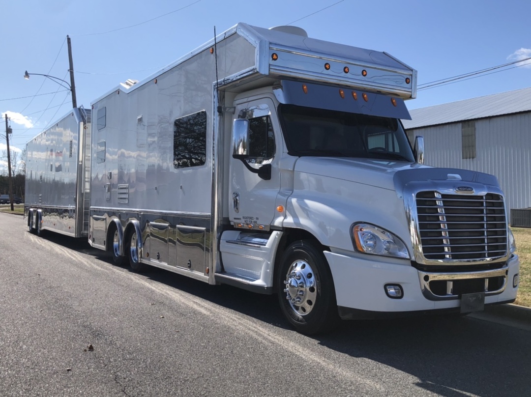 WE BUY S&S, SHOWHAULER, WILDSIDE, 5150, HAULMARK, NRC, R for Sale in PADUCAH, KY Collector Car